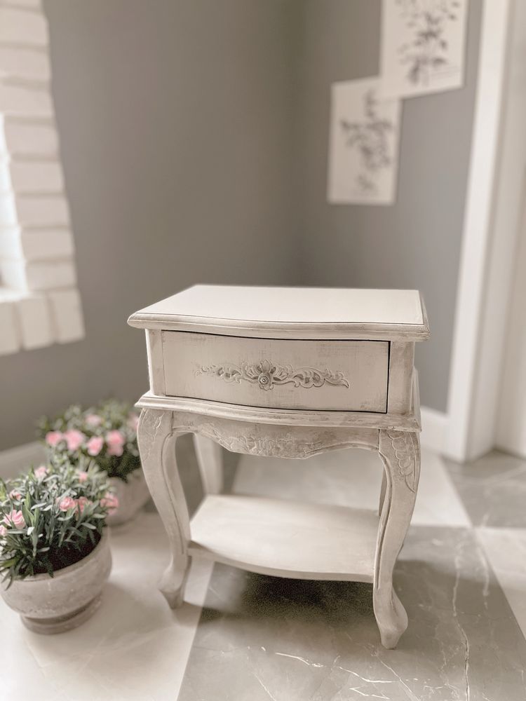 Beżowy mebel w stylu shabby chic