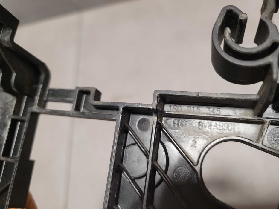 Uchwyt mocowanie skrzynki bezpieczników Skoda Citigo 1S0.915.345