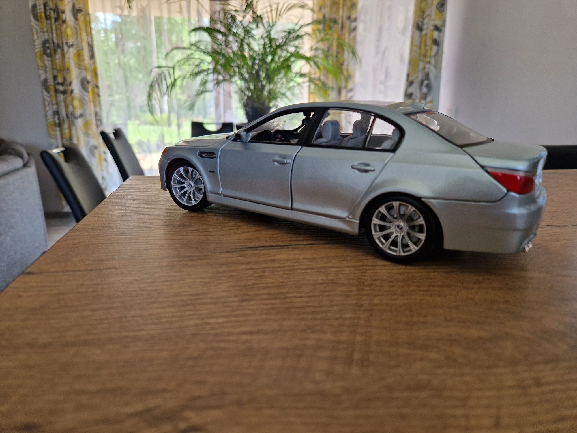 Bmw m5 e60 maisto 1/18 idealny