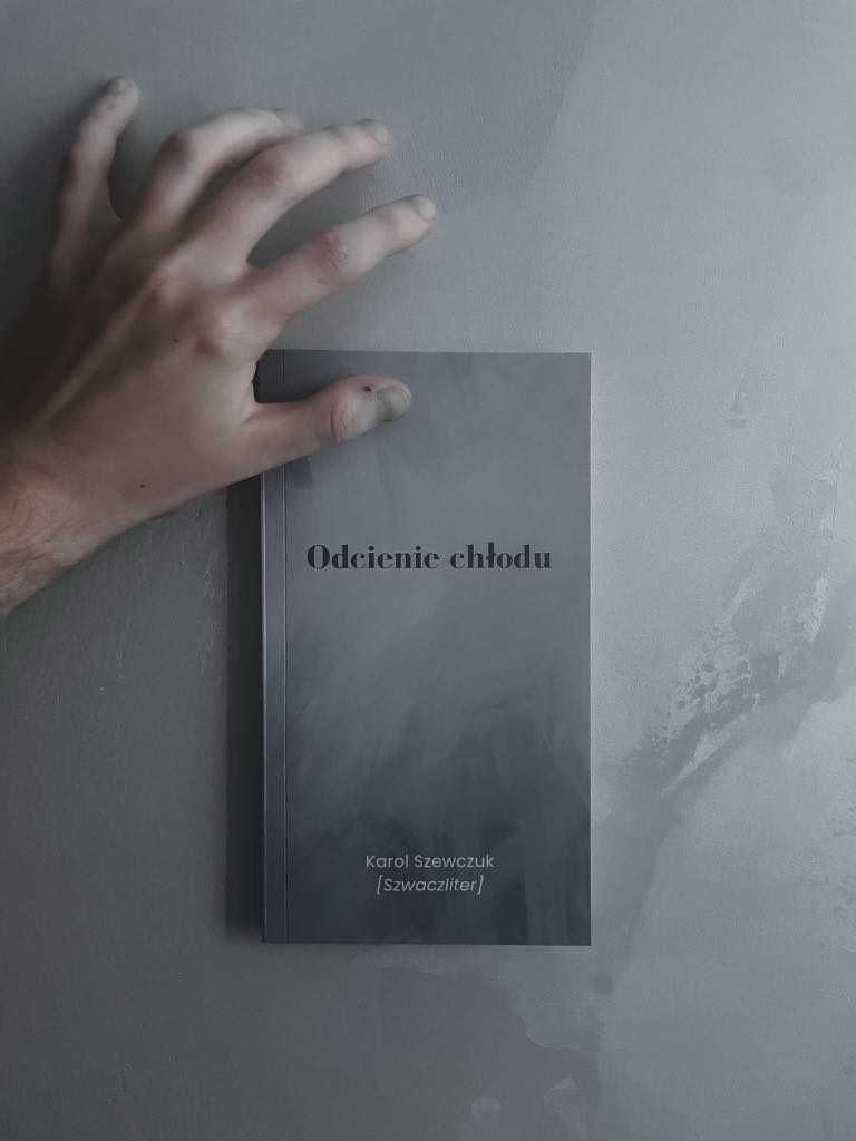 Autorski, dwujęzyczny tomik poezji "Odcienie Chłodu"