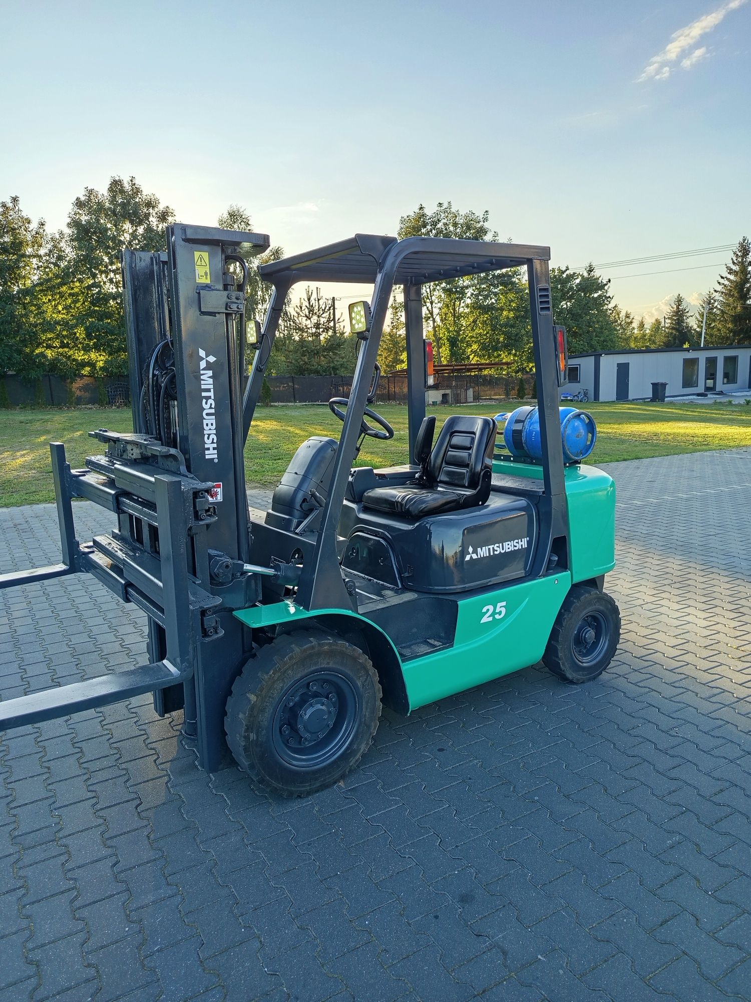 Sprzedam wózek widłowy Mitsubishi udźwig 2, 5 tony tripleks przysow