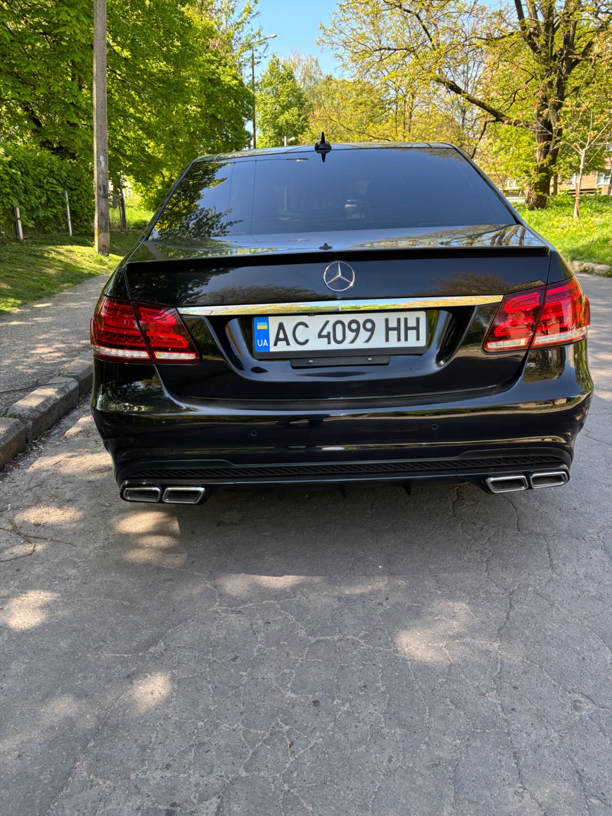 Автомобіль Mercedes Benz