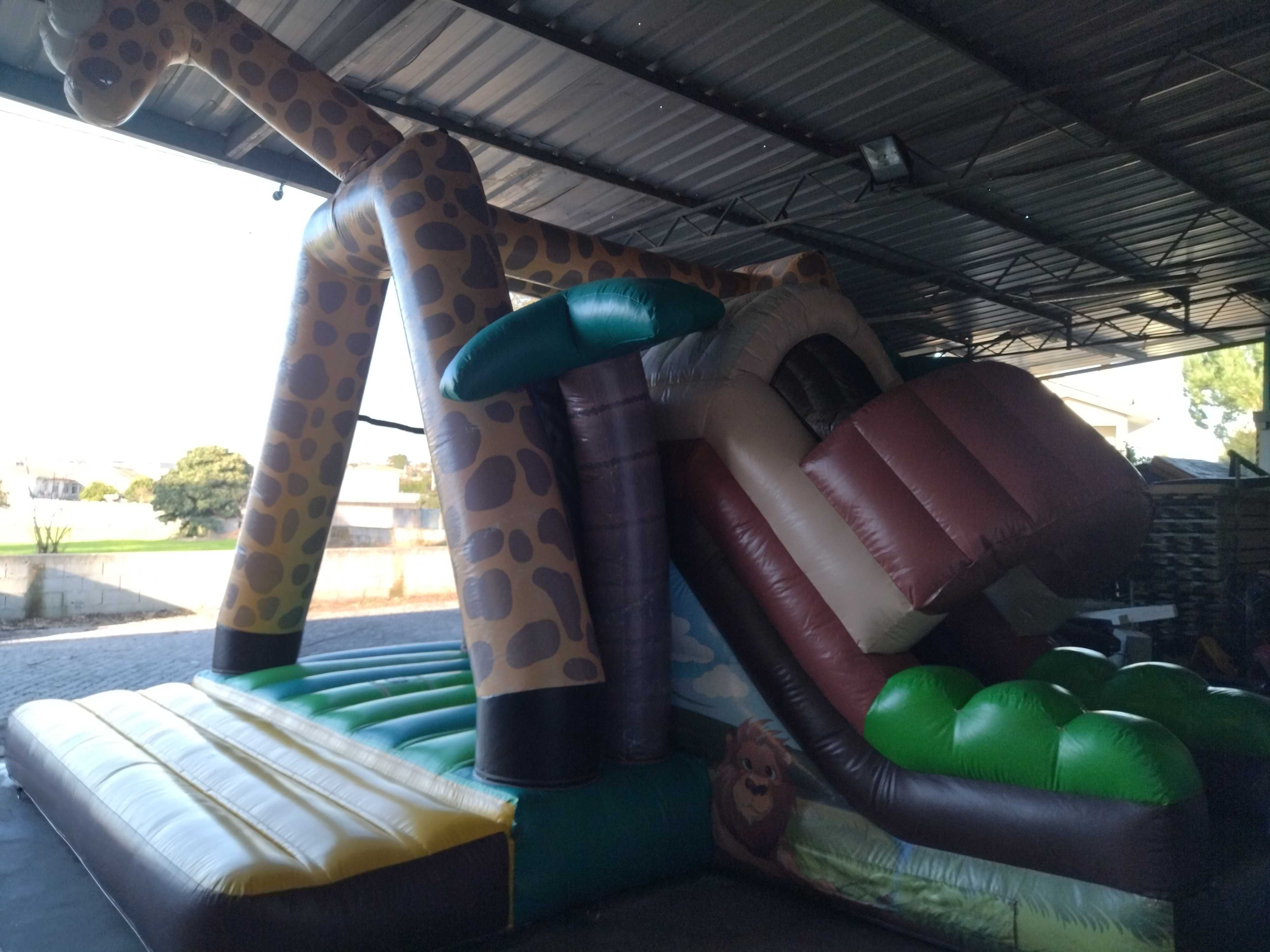 Insuflável Jungle (CxLxA): 5,80 x 5,50 x 5,50 M