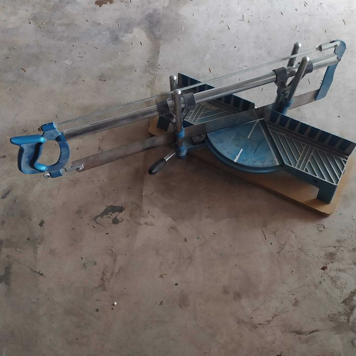 Piła ukośnica ręczna