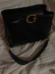 Czarna torebka marki Guess