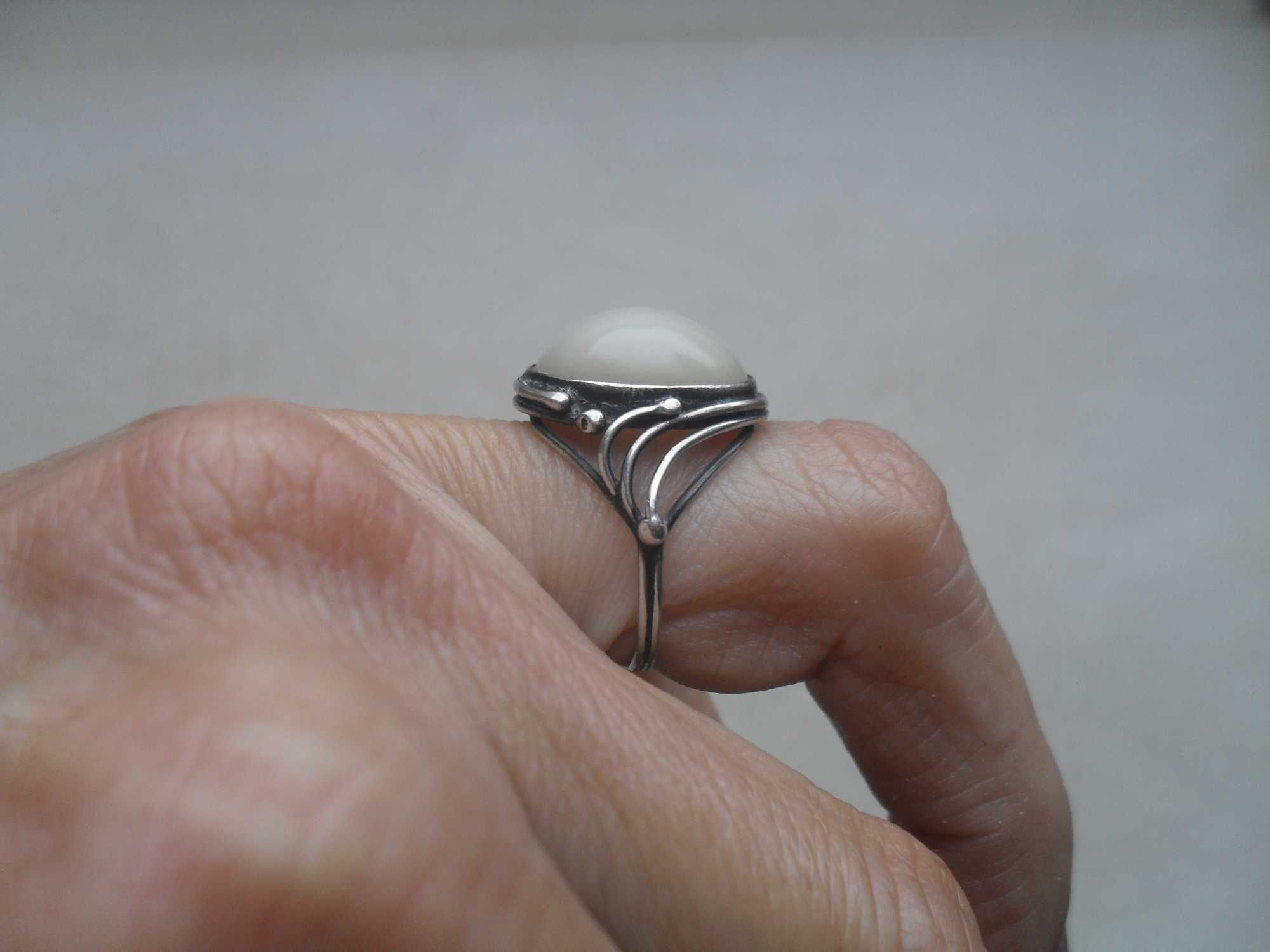 Stary srebrny pierścionek - jasny kamień w ładnej oprawie cena ost