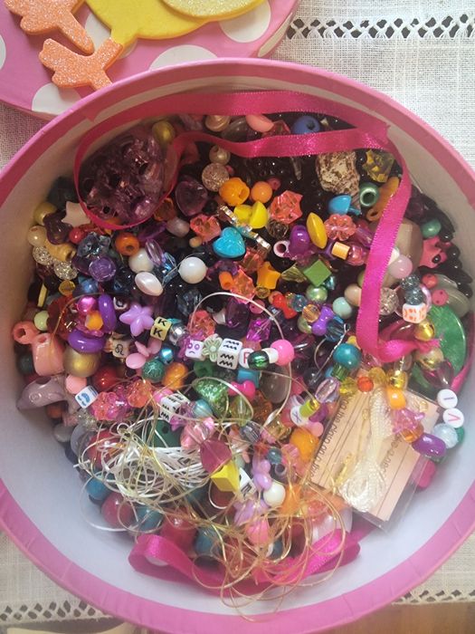 Koraliki do robienia bransoletek i naszyjników.