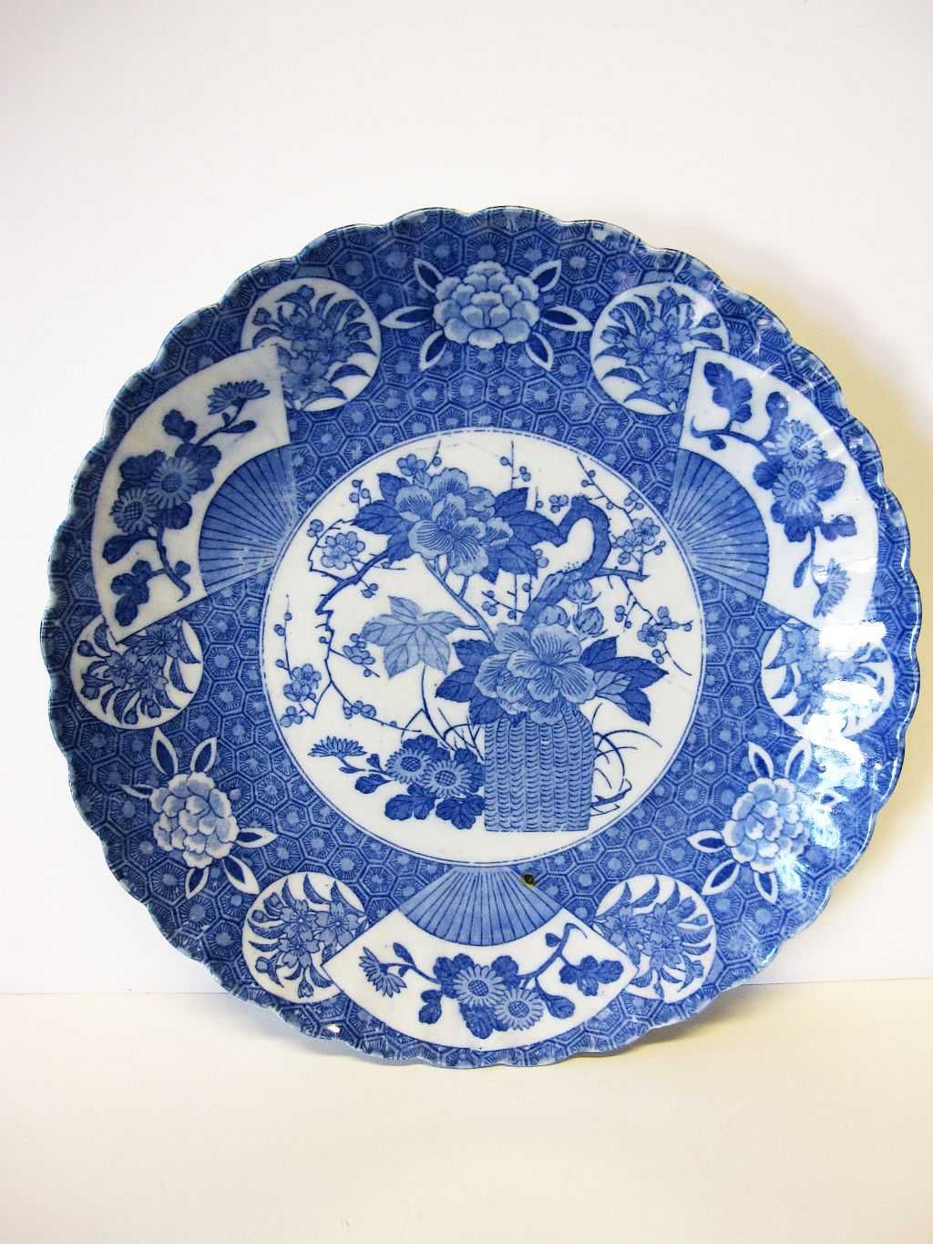 raro antigo prato asiático em porcelana com leques e flores -31 cm