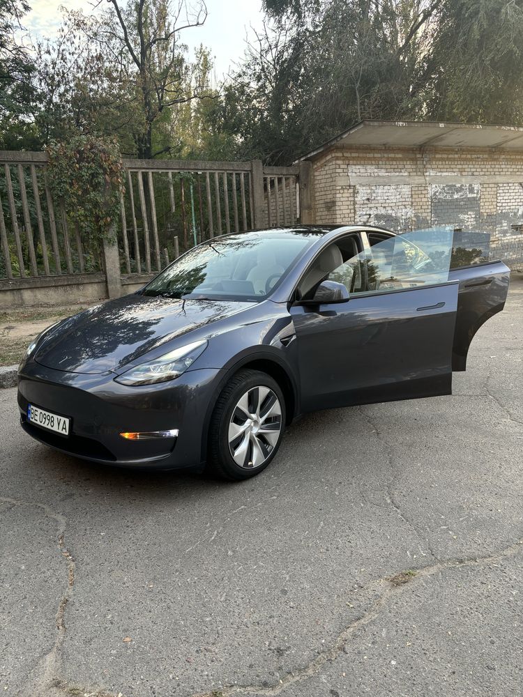 Продаю машину TESLA модель Y