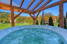 komfortowe domki - jacuzzi ogrodowe oraz sauna.