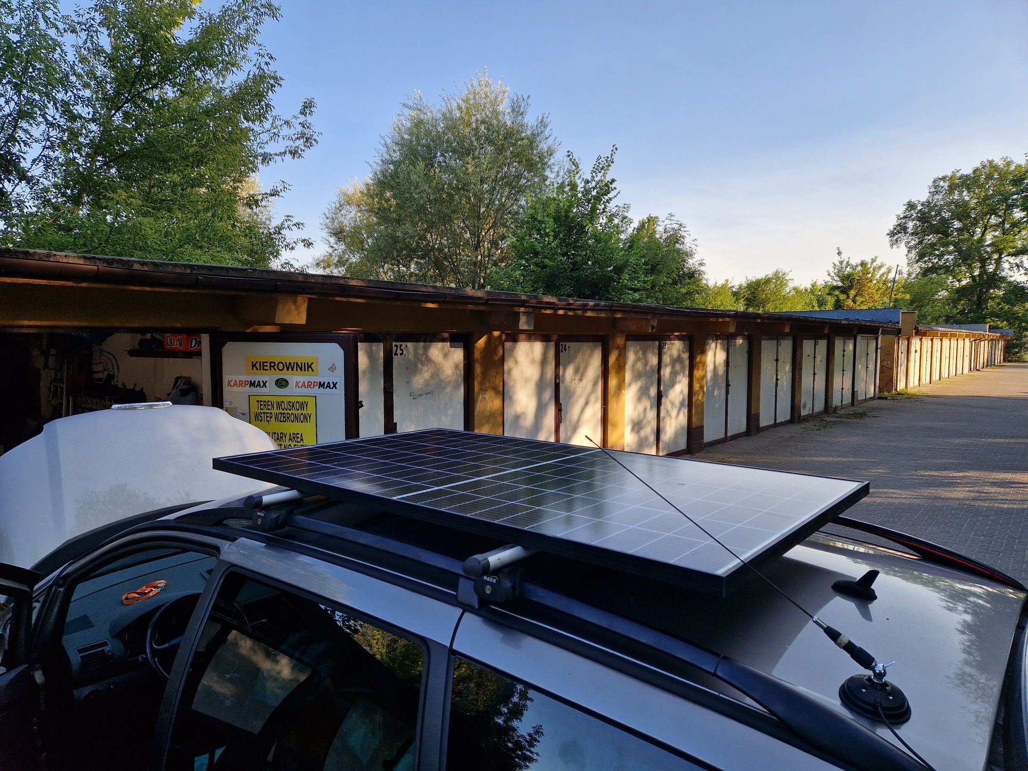 Zestaw solarny : relingi,  panel PV, regulator,  akumulator plus inne.
