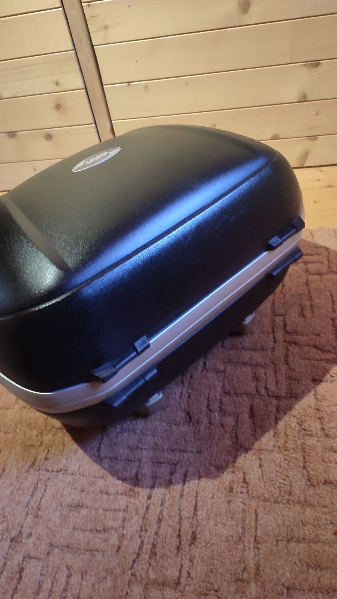Kufer centralny Givi 46l monokey z podstawą i LED