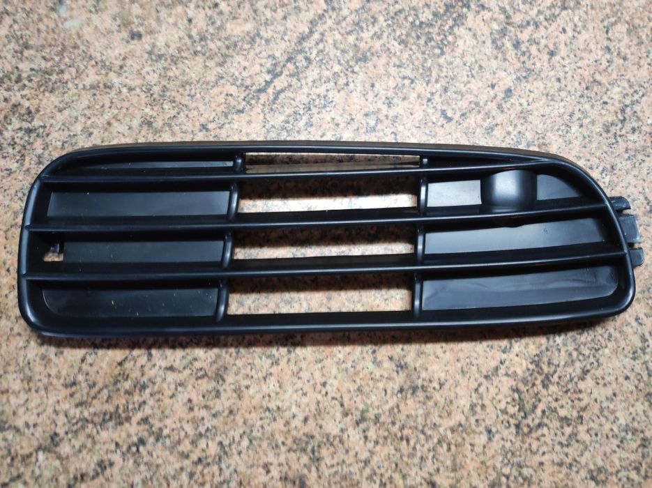 Решітка переднього бампера Audi 80 B4