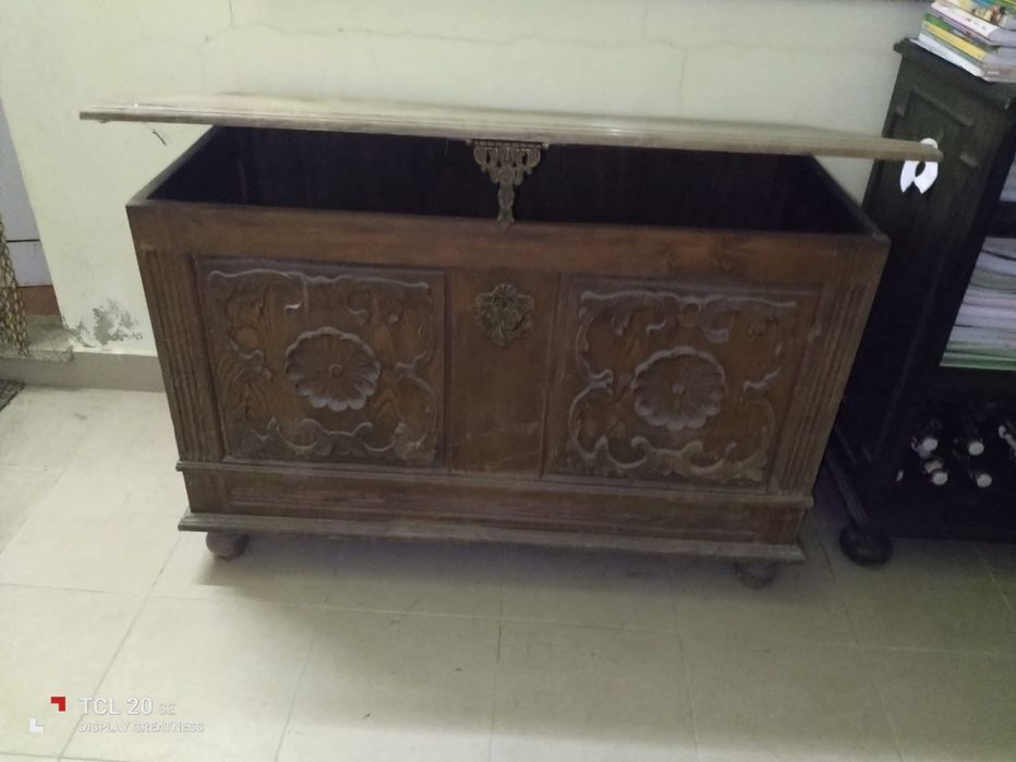 Arca Antiga em Madeira Trabalhada