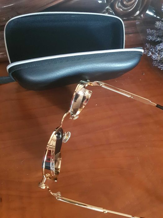 Стильні  солнцезахисні окуляри.