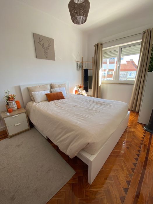 Cama Ikea Malm com 2 gavetas com rodas