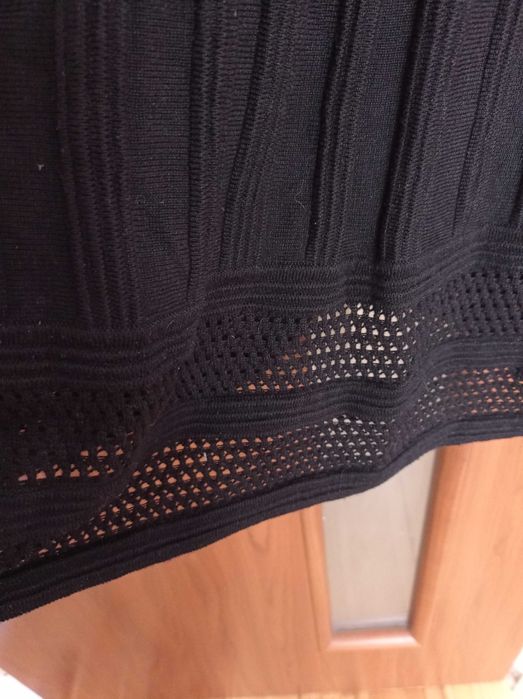 M Czarna sukienka dzianinowa Max Studio z koralikami