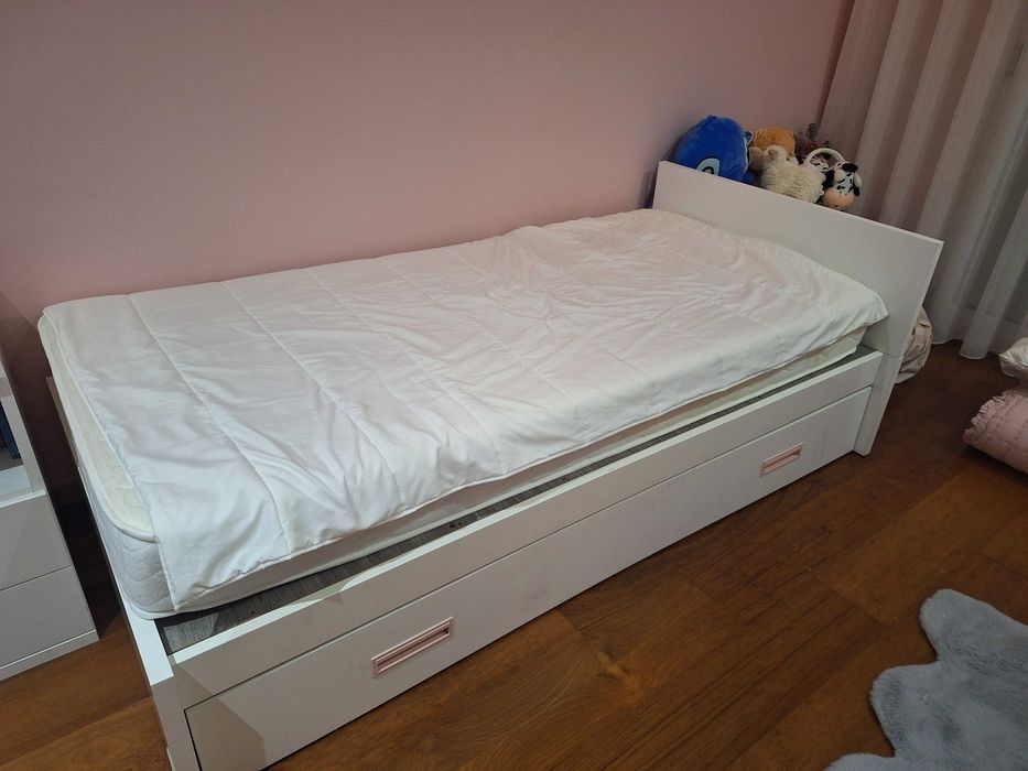 Trama: Cama + cómoda + mesinha cabeceira