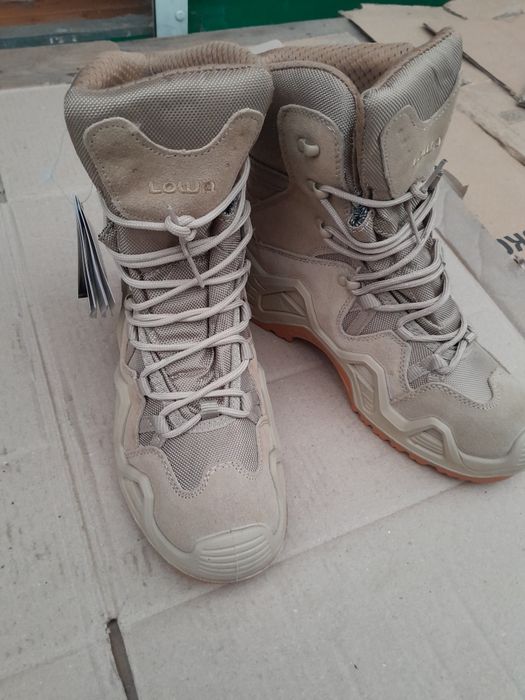 Берці LOWA різних розмірів