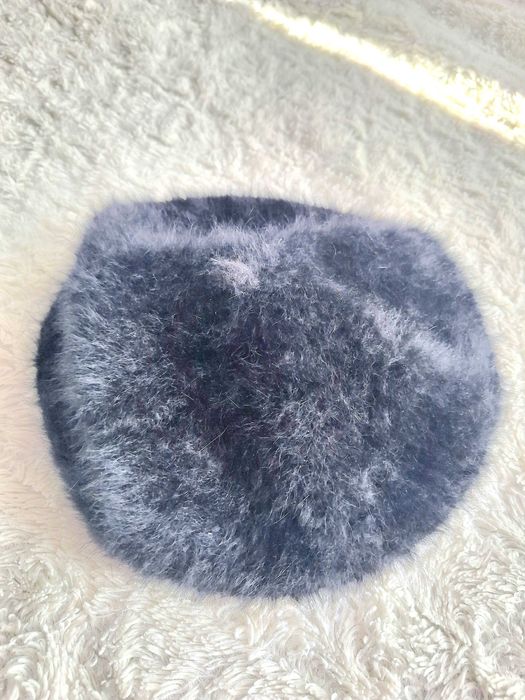 Czarny futrzany beret damski elegancki