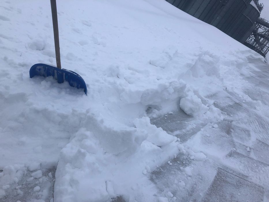 Odśnieżanie dachów usuwanie sopli i nawisów śnieżnych zwisów