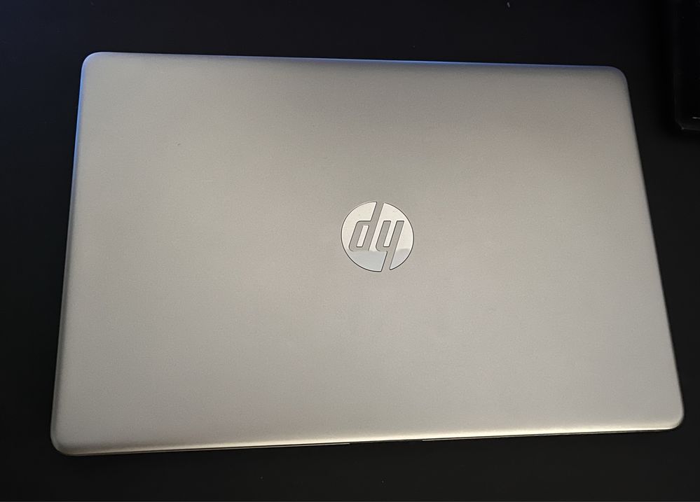 Laptop HP złoty