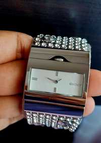 Relógio DKNY com cristais Swarovski