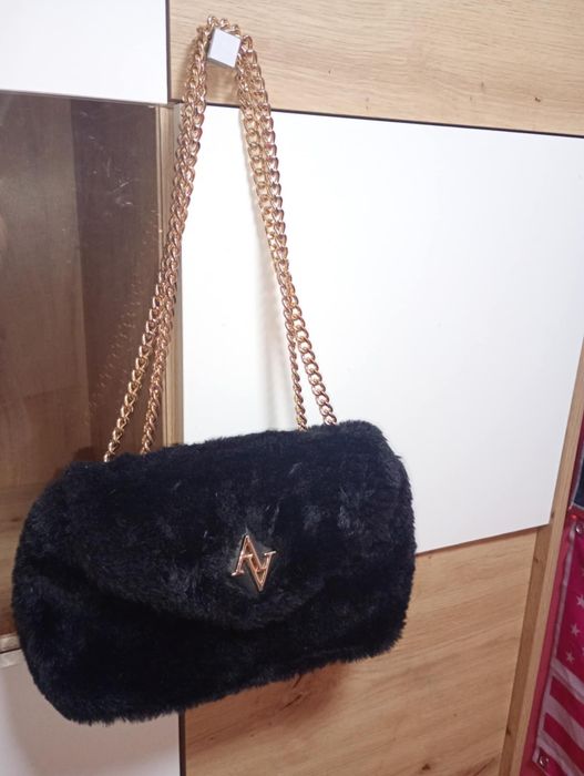 Torebka czarna z złotym elementem