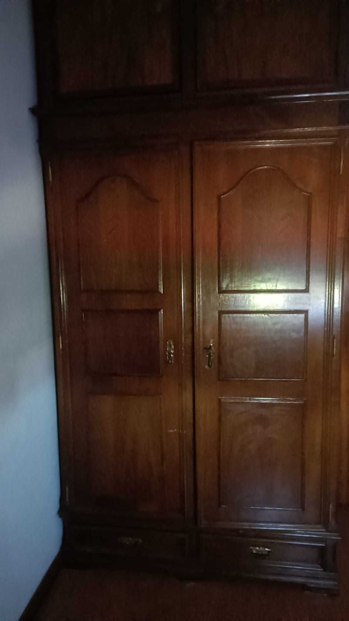 Móveis antigos de madeira de alta qualidade