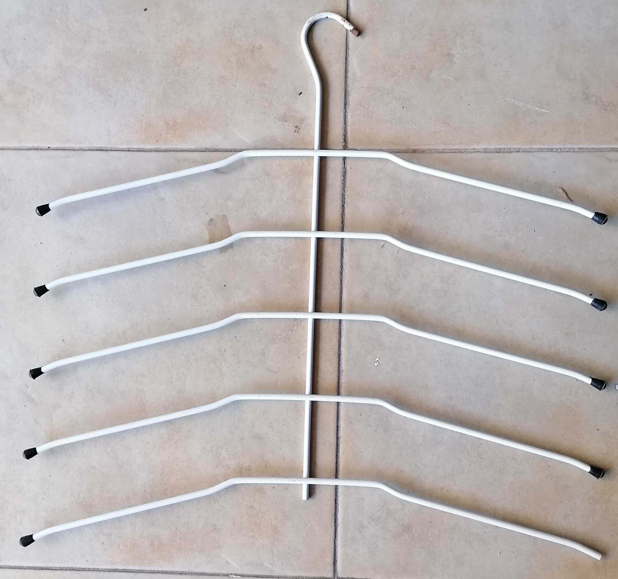 Cabides metálicos , quintuplos e outros, lote por 5€