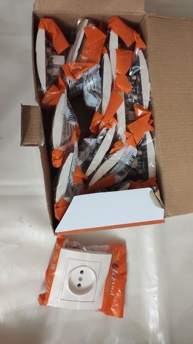 Розетка электрическая Lezard Deriy, белый цвет