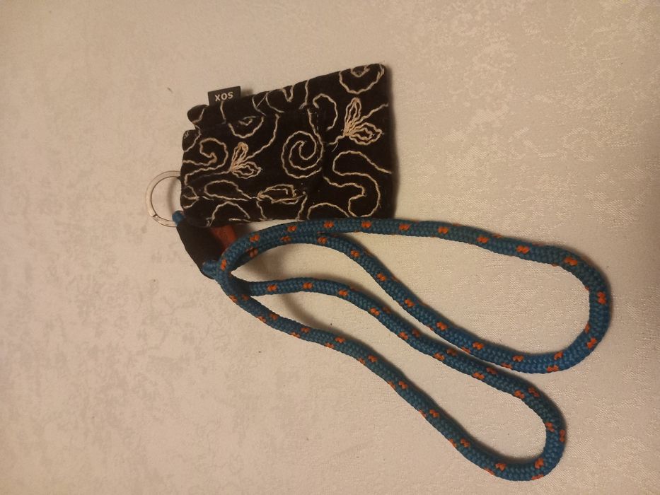 Pokrowiec ma telefon że smyczą do zawieszenia na szyi