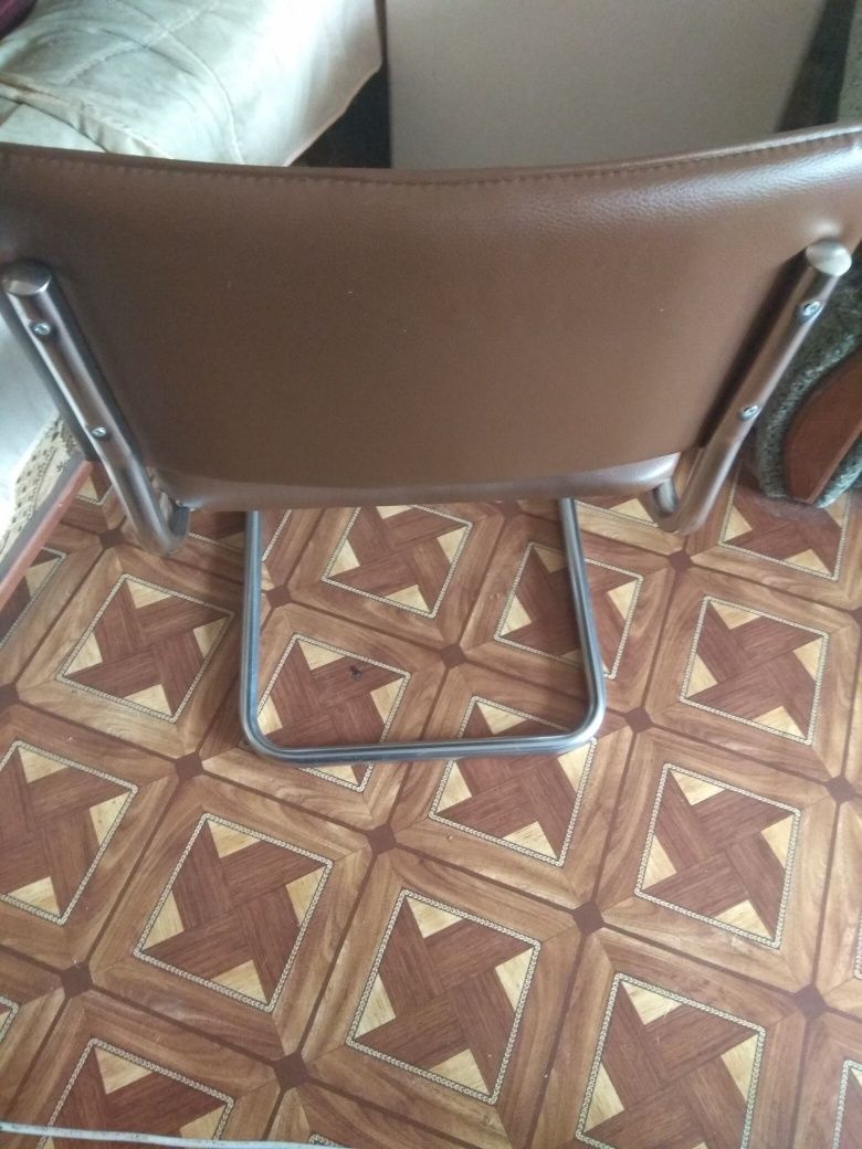 Продам офисный стул коричневый цвет