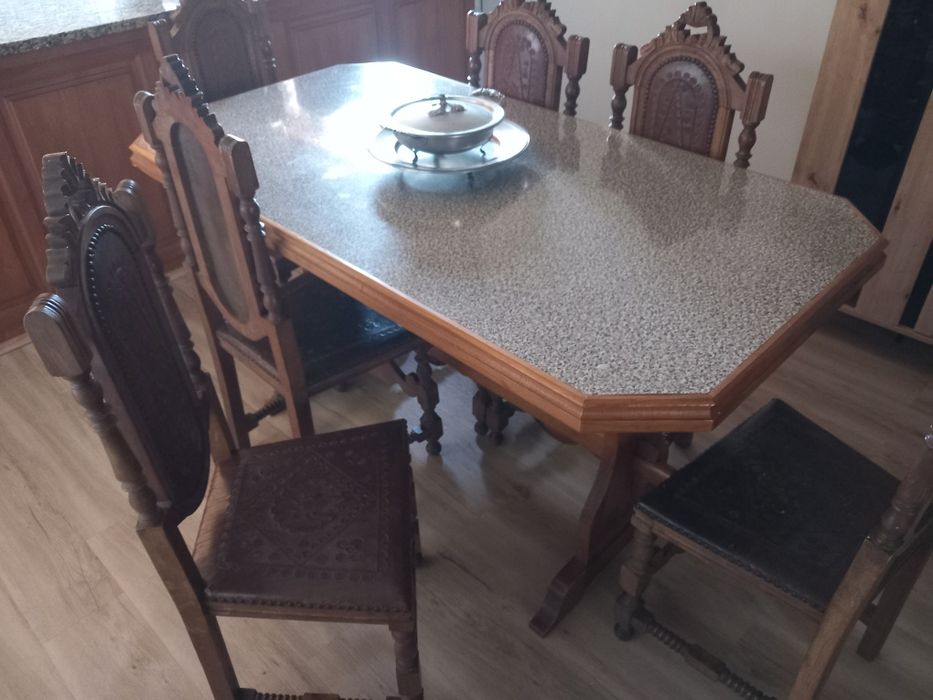 Mesa madeira com tampo imitação mármore