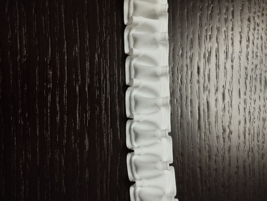 Taśma do firan smok ze sznurkiem wys 32 mm 1:2,5 . 40 metrów.