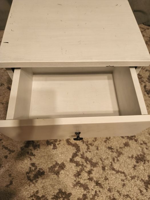 Szafka nocna na nóżkach