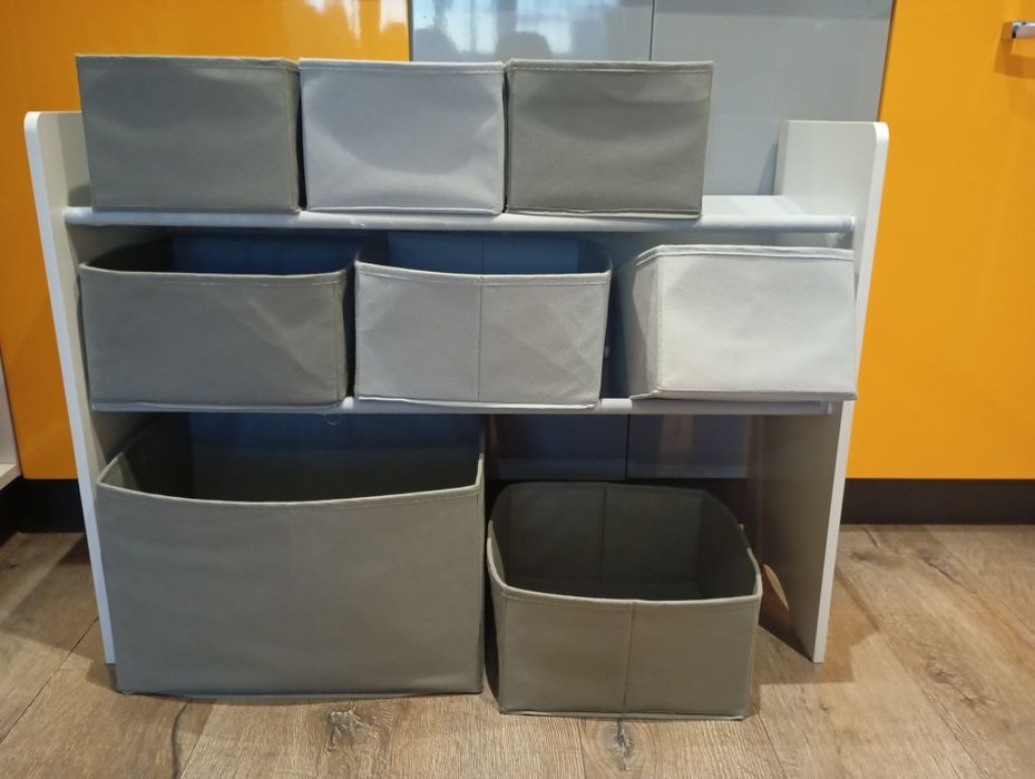 Regał z pojemnikami