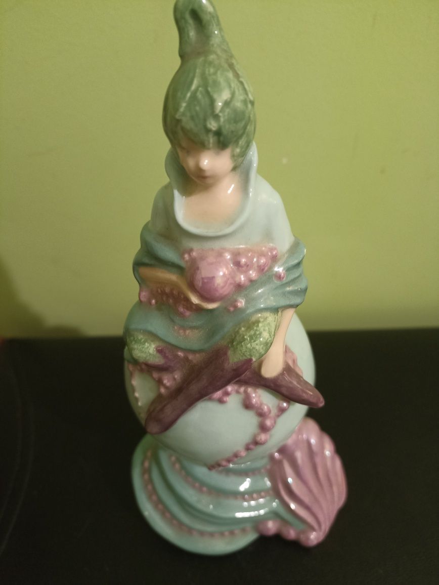 Stara francuska porcelanowa figurka kobiety.