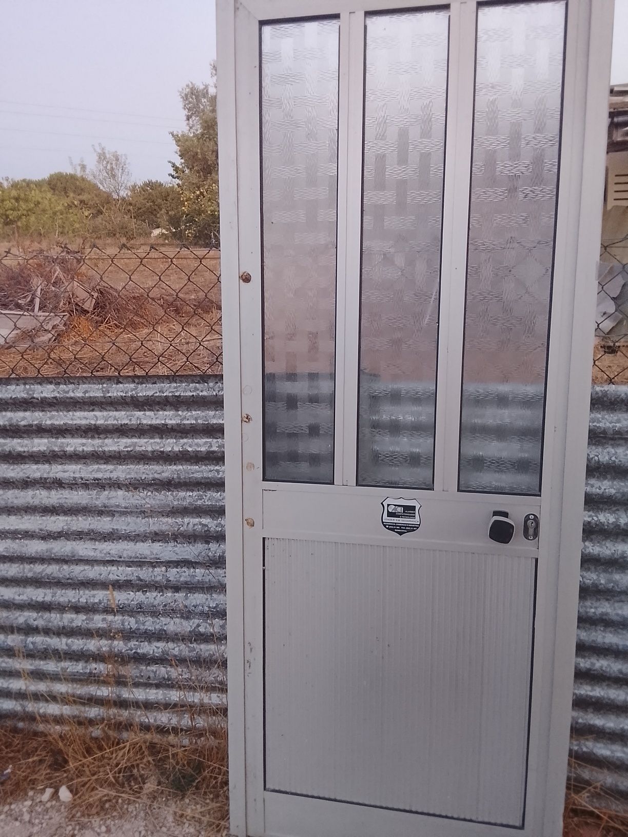Porta de entrada de alumínio com aro