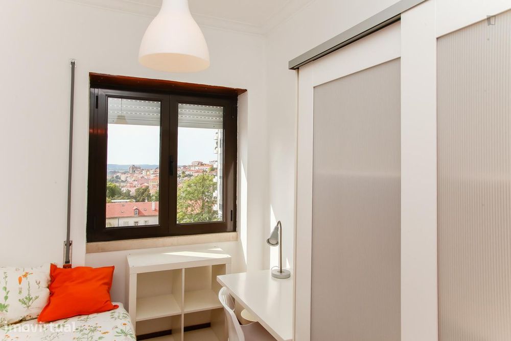 5266 - Quarto com cama de solteiro em...