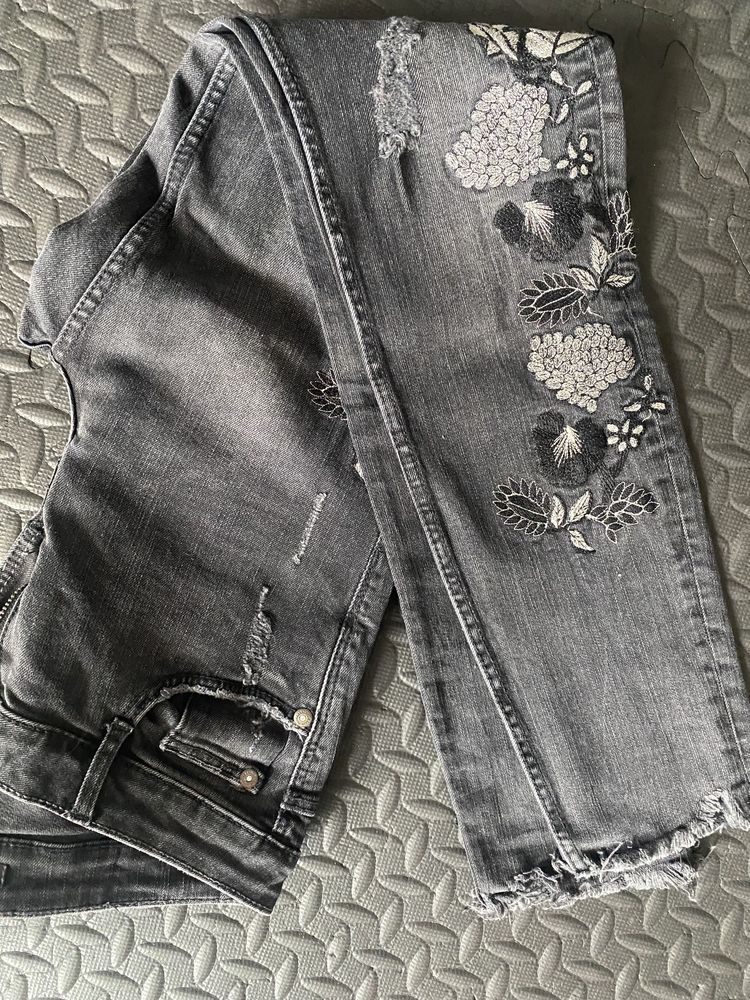 Spodnie jeans Zara rozm. 34 z haftem