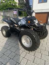 Quad z czarnym kaskiem