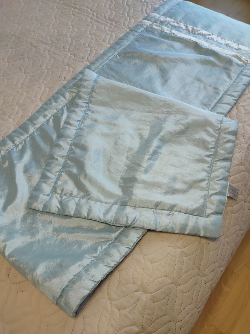 Декор/дорожка на кровать нежно-голубого цвета