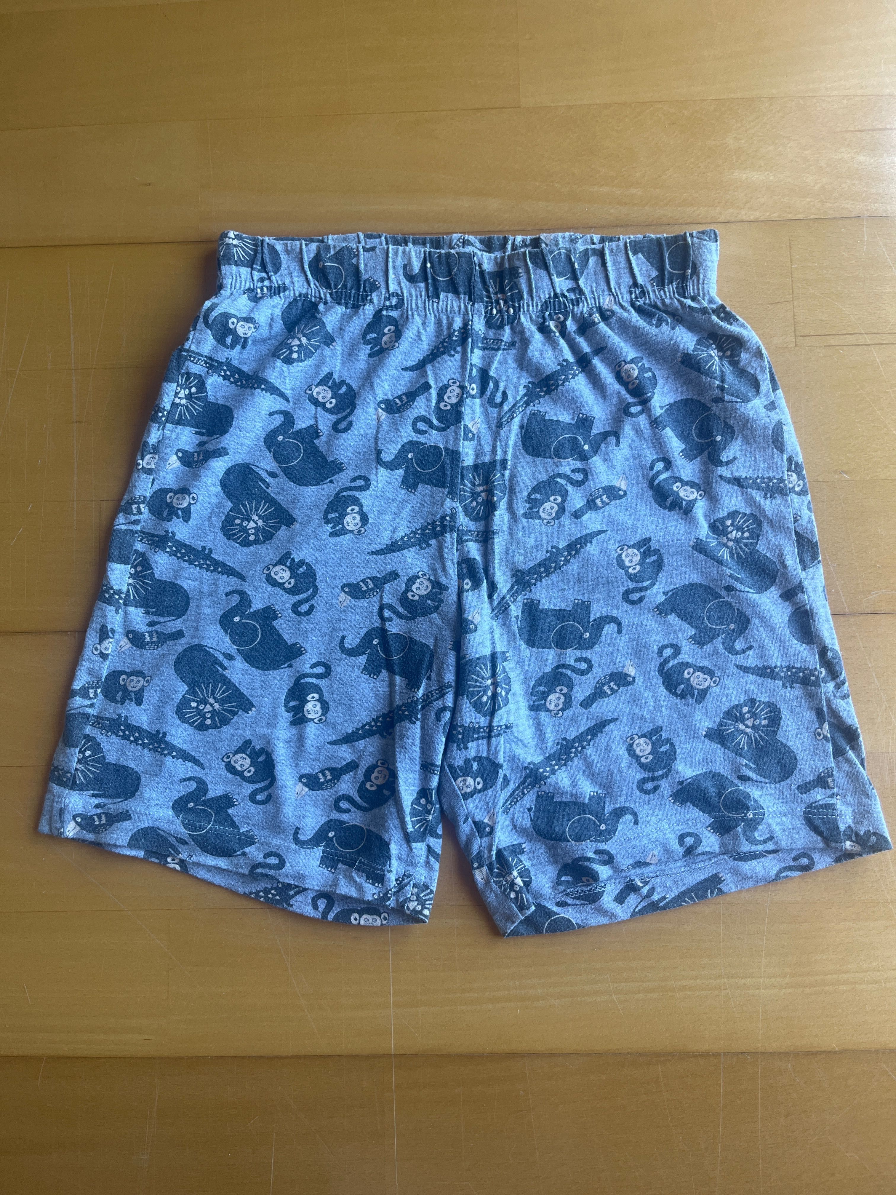 Pijama com estampa de animais de verão
