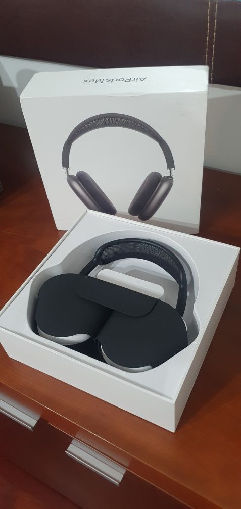Airpods Max Space cinza com a banda em preto.