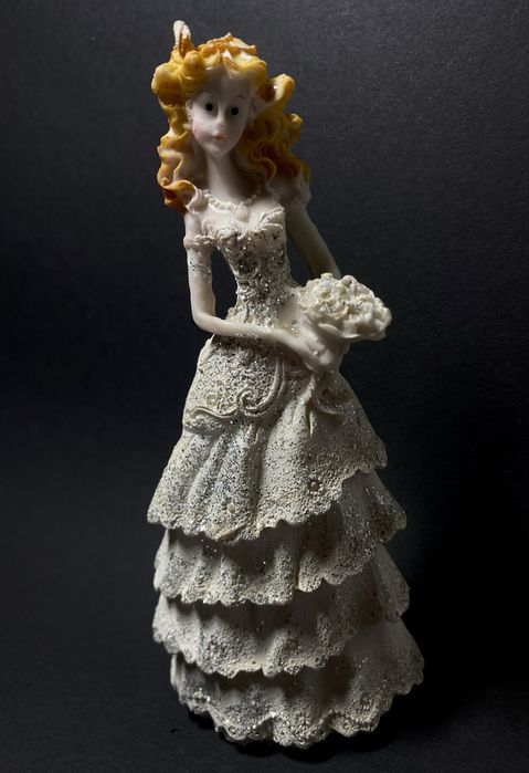 Статуетка нареченої в білій сукні