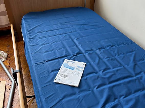 Łóżko rehabilitacyjne bukowe z materacem