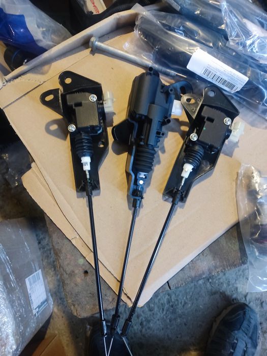 Актуатор замок капота Тесла м3 Y tesla