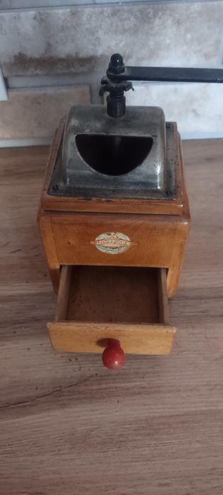 Ręczny młynek do kawy sygnowany