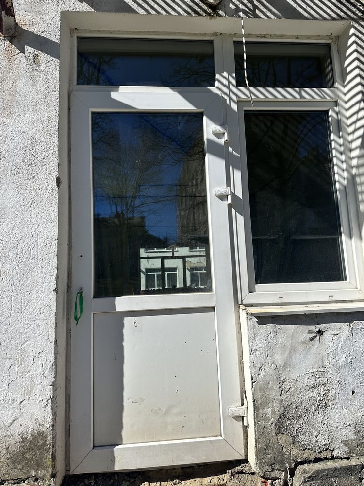 Вхідні поастикові двері